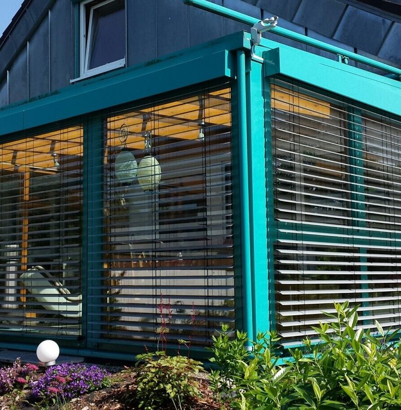Bild Raffstore Bild Raffstore an Fensterwand eines Wintergartens