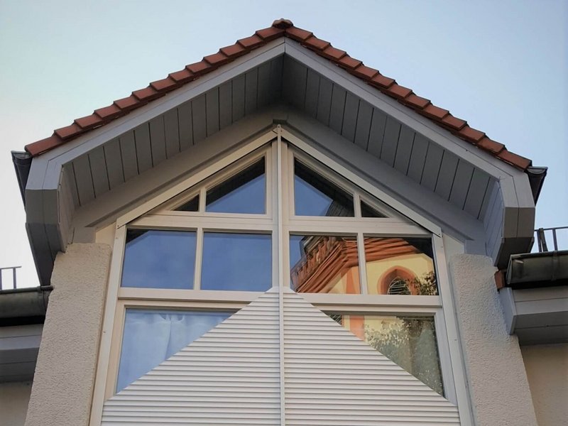 Bild Schrägrollladen Bild eines Schrägrolladens an Erkerfenster